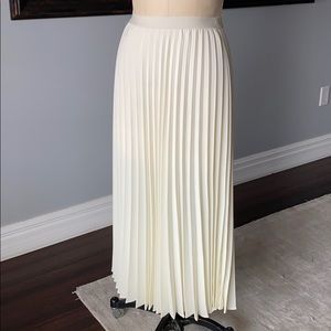 NWT ZARA Pleated Cream Skirt